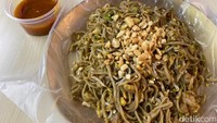 Menu yang menjadi andalan dari Pad Mie Siram adalah Pad Mie Udang Siram seharga Rp 37.000. Racikan pad Thai asli tak ditinggalkan dengan taburan kacang cincang, tapi disajikan dengan kuah kental berwarna kemerahan. Foto: Yenny Mustika Sari/detikcom
