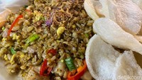 Nasi Goreng Ayam di Pad Mie Siram juga bisa menjadi andalan kalau sedang lapar. Satu porsinya juga disajikan cukup melimpah dengan potongan daging ayam dadu yang banyak. Foto: Yenny Mustika Sari/detikcom