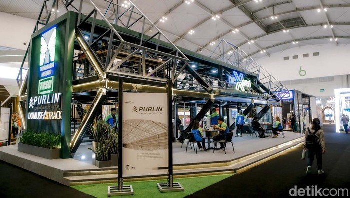 Sejumlah warga mengunjungi pameran IndoBuildTech Expo 2025 yang digelar di ICE BSD, Kabupaten Tangerang, Jumat (4/7/2025). Pameran ini berlangsung sejak 2 Juli dan akan berakhir pada 6 Juli mendatang.