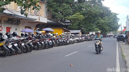 Suasana parkir ribuan kendaraan karyawan pinjol di area barat Mataram Mall, Kamis (3/7/2025).