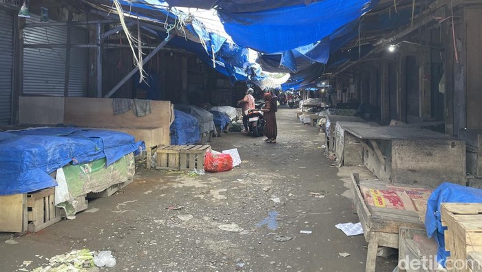Kondisi Pasar Tradisional Pananjung Pangandaran yang kini mulai sepi.