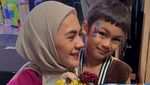 Senyum Paula Verhoeven dan Baim Wong Dampingi Anak Graduation