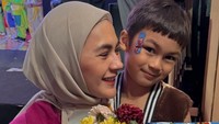 Senyum Kiano mendapatkan hadiah dan bunga dari Paula Verhoeven. Foto: dok. Instagram Story Paula Verhoeven