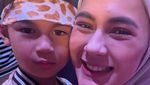 Senyum Paula Verhoeven dan Baim Wong Dampingi Anak Graduation