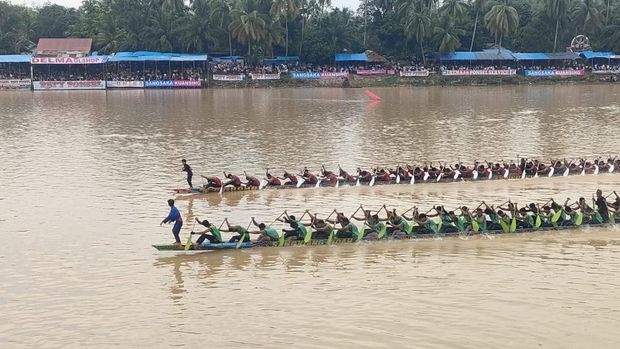 Pelaksanaan Pacu Jalur Rayon III di Tepian Rajo, Pangean, Jumat (4/7/2025) berlangsung aman dan kondusif.