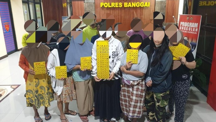 Pelaku perjudian kartu remi jenis bingo-bingo di Kecamatan Nambo saat diamankan Tim Resmob Polres Banggai.
