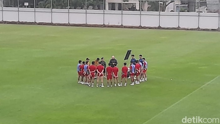 Pelatih PSM Makassar Bernardo Tavares memimpin latihan terhadap 13 pemain trial di Stadion Kalegowa.
