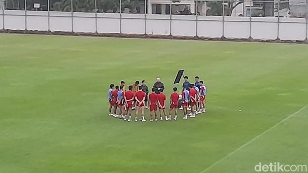 Pelatih PSM Makassar Bernardo Tavares memimpin latihan terhadap 13 pemain trial di Stadion Kalegowa.