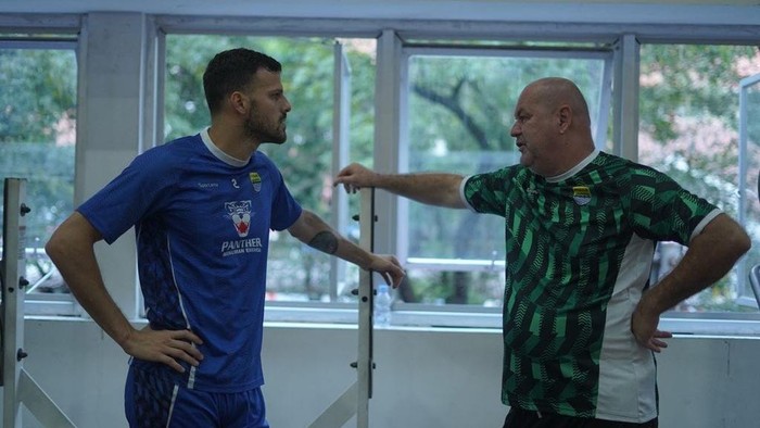 Pemain baru Persib Bandung berbincang dengan Bojan Hodak