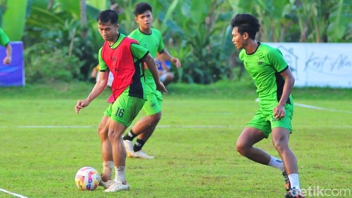 Pemain menjalani sesi latihan dan seleksi PSIS di lapangan Gelora Bumi Mintarsih, Gunungpati, Semarang, Jumat (4/7/2025).