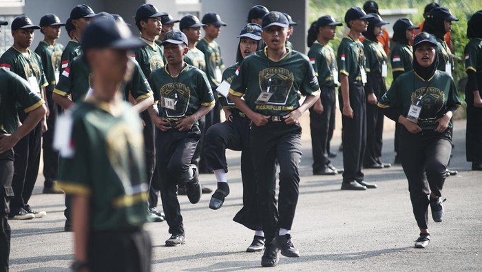 Sejumlah pelajar SMK meneriakkan yel-yel saat mengikuti Program Resiliensi untuk Industri Masa Depan (PRIMA) di Kawasan Ekonomi Khusus (KEK) Industropolis Batang, Kabupaten Batang, Jawa Tengah, Jumat (4/7/2025). PT Kawasan Industri Terpadu Batang bersama dengan pemerintah setempat menggelar pembekalan yang diikuti sebanyak 130 pelajar SMK di Kabupaten Batang selama 5 hari dengan kegiatan PRIMA untuk membentuk karakter generasi muda yang siap memasuki dunia usaha dan industri melalui pembinaan kedisiplinan dan etika kerja sejak dini. ANTARA FOTO/Harviyan Perdana Putra/rwa.