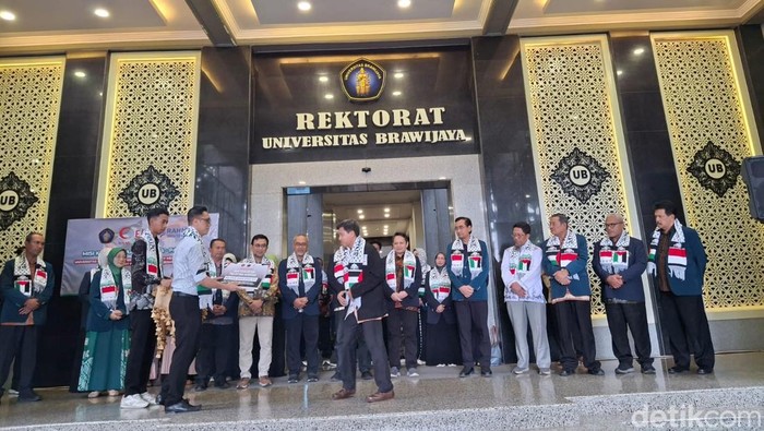 Pemberangkatan 2 dokter FK UB menjadi relawan di Gaza.