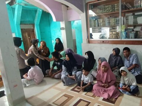 Pemberian bansos oleh Polresta Pati bekerja sama dengan BPD Jateng Cabang Pati di Ponpes Al Aziz, Kamis (3/7/2025).