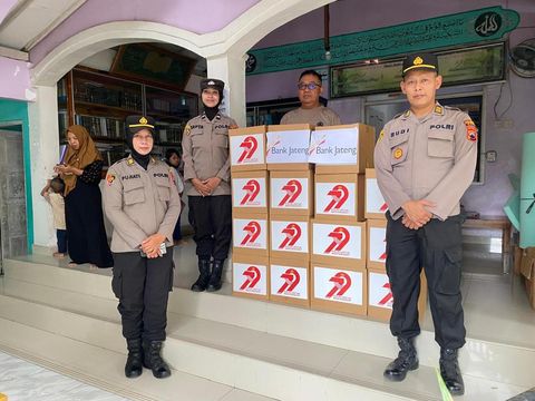 Pemberian bansos oleh Polresta Pati bekerja sama dengan BPD Jateng Cabang Pati di Ponpes Al Aziz, Kamis (3/7/2025).