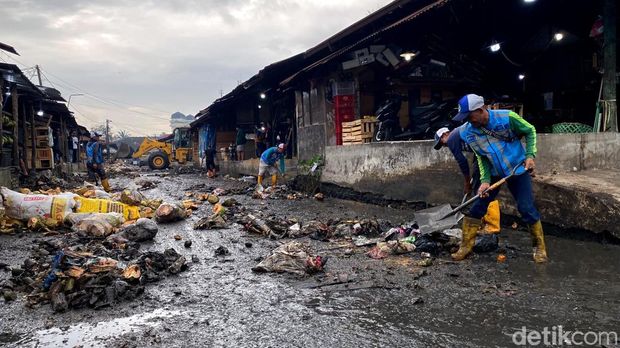 Pembersihan sampah di Pasar Gedebage, Kota Bandung.