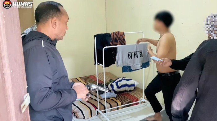 2 Pria Pakai Baju BNN dan Bawa Pistol Mainan untuk Gaya-gayaan