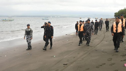 Petugas gabungan saat menyisir pantai selatan Jembrana untuk mencari korban kapal tenggelam, Jumat (4/7/2025).