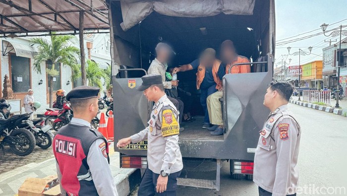 Polisi melakukan penertiban parkir liar di kawasan wisata Trusmi Cirebon