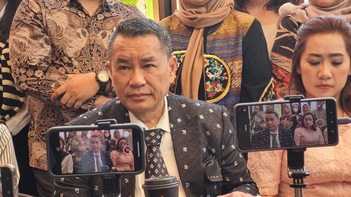 Pengacara korban kasus penembakan maut tiga anggota Polres Way Kanan, Lampung, Hotman Paris saat jumpa pers di Jakarta Utara, Jumat (4/7/2025)