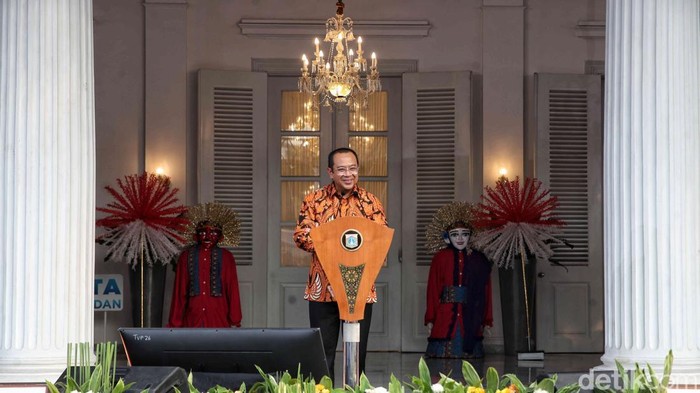 Gubernur Jakarta Pramono Anung, Wakil Gubernur Jakarta Rano Karno dan Direktur Utama PAM Jaya Arief Nasrudin saat acara Jakarta Water Hero 2025 di Balaikota Jakarta, Jumat (4/7/2025).  Dalam acara itu diberikan anugerah terhadap sejumlah tokoh yang beperan penting dalam meningkatkan kualitas air di Jakarta.