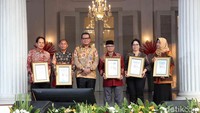 Penghargaan Kategori Pelanggan Rumah Tangga: Laurentius Tirta Widjaja (Area Bisnis Cengkareng); Henry Irwan Rudyanto Siahaan (Area Bisnis Pulomas); Sardinah (Area Bisnis Muara Karang); Jenlie Roslijanti Oetama (Area Bisnis Senen); Sylvia Isnurani (Area Bisnis Dharmawangsa).