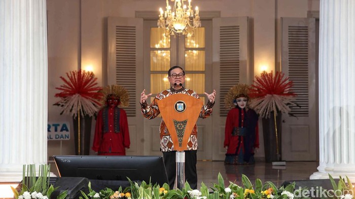 Gubernur Jakarta Pramono Anung, Wakil Gubernur Jakarta Rano Karno dan Direktur Utama PAM Jaya Arief Nasrudin saat acara Jakarta Water Hero 2025 di Balaikota Jakarta, Jumat (4/7/2025).  Dalam acara itu diberikan anugerah terhadap sejumlah tokoh yang beperan penting dalam meningkatkan kualitas air di Jakarta.
