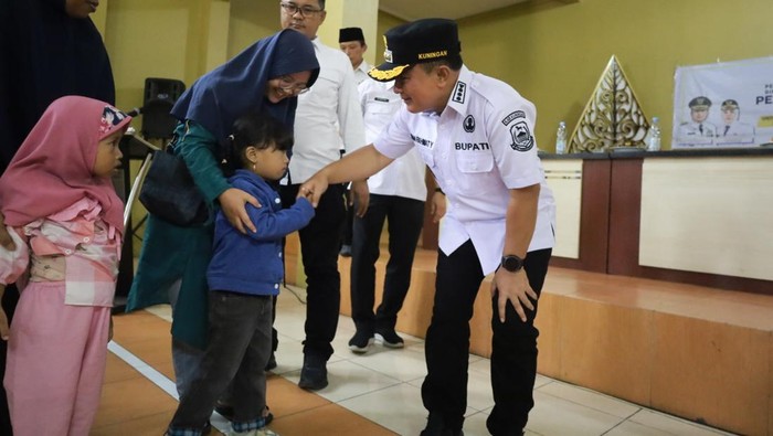 Penyerahan bantuan pangan bergizi di desa rentan pangan di Desa Garawangi, Kabupaten Kuningan