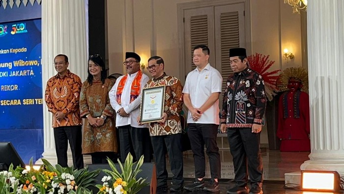 Penyerahan rekor MURI kepada Gubernur Jakarta, Pramono Anung dalam acara Jakarta Water Hero di Balai Kota Jakarta, Jumat (4/7/2025)