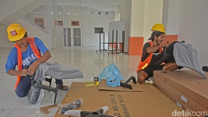 Persiapan Sekolah Rakyat di Temanggung Pekerja membawa kursi menuju ruang perpustakaan Sekolah Rakyat di Sentra Terpadu Kartini Temanggung, Jawa Tengah, Jumat (4/7/2025). Mebeler untuk Sekolah Rakyat seperti meja, kursi, rak buku dan tempat tidur saat ini masih dalam proses pemasangan dengan target selesai sebelum tanggal 13 Juli 2025. ANTARA FOTO/Anis Efizudin/foc.