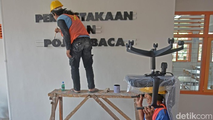 Pekerja membawa kursi menuju ruang perpustakaan Sekolah Rakyat di Sentra Terpadu Kartini Temanggung, Jawa Tengah, Jumat (4/7/2025). Mebeler untuk Sekolah Rakyat seperti meja, kursi, rak buku dan tempat tidur saat ini masih dalam proses pemasangan dengan target selesai sebelum tanggal 13 Juli 2025. ANTARA FOTO/Anis Efizudin/foc.