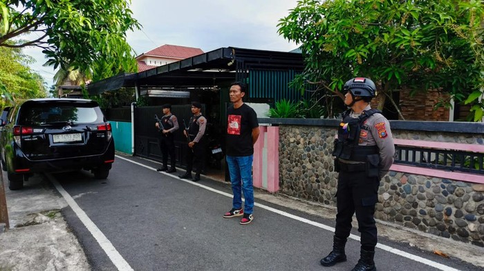 Personel kepolisian berjaga di depan rumah pejabat di Madina yang digeledah KPK. (Foto: Istimewa)