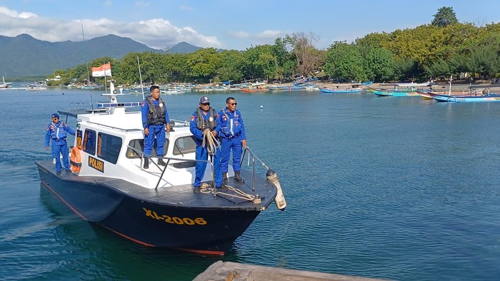 Personel Polda Bali turut terlibat dalam pencarian korban KMP Tunu Pratama Jaya. Percarian dilakukan bersinergi dengan berbagai unsur SAR lain. (Dok. Polda Bali)