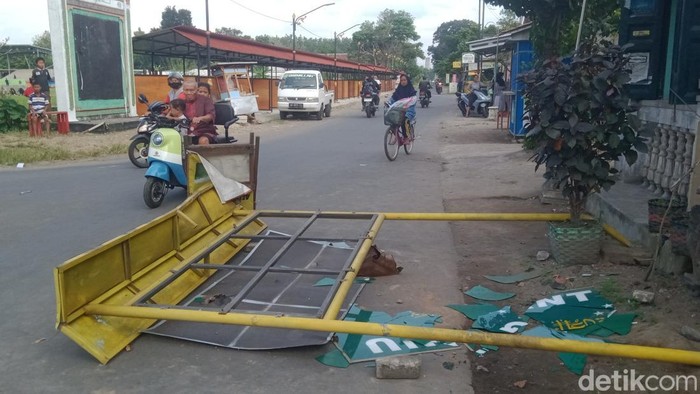 Penampakan balai desa dan papan di Desa Kurung, Ceper, Klaten, yang dirusak gerombolan bermotor, Jumat (4/7/2025).