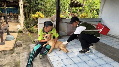 Petugas Distan PP Karangasem melakukan vaksinasi anjing untuk menekan kasus rabies. (Dok. Distan PP Karangasem)