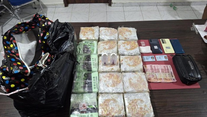 Polda Riau membongkar 15 bungkus sabu di Kampar, pada Selasa (1/7/2025).