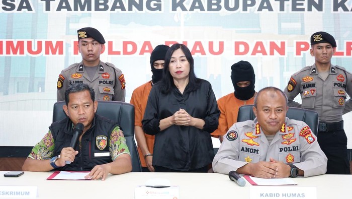 Polda Riau menggelar konferensi pers kasus perampokan yang menewaskan wanita di Kampar, Riau, Jumat (4/7/2025).