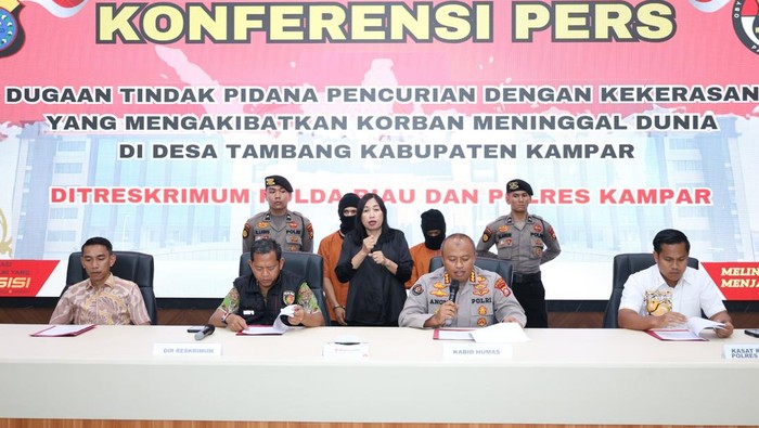 Polda Riau menggelar konferensi pers kasus perampokan yang menewaskan wanita di Kampar, Riau, Jumat (4/7/2025).