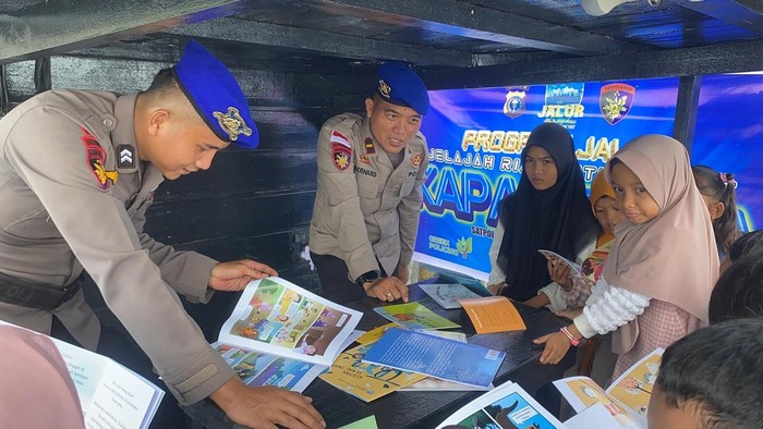 Polda Riau menghadirkan kapal baca dan klinik terapung untuk masyarakat di Desa Alai, Kecamatan Tebing Tinggi Barat, Kepulauan Meranti, Jumat (4/7/2025).