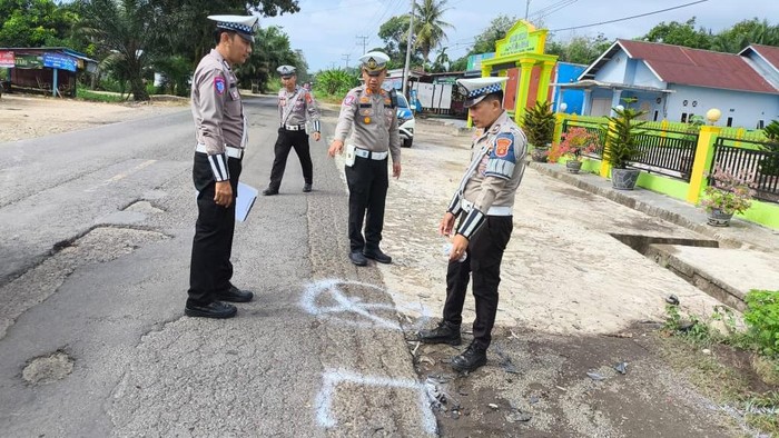 Polisi melakukan olah TKP kecelakaan di Musi Rawas yang menewaskan anggota Polres Muratara