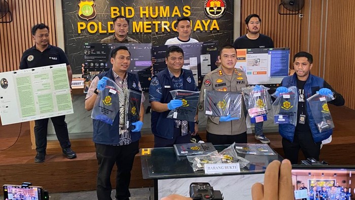 Polisi mengungkap ulah sindikat kasus penipuan dengan modus love scamming di Polda Metro Jaya, Jumat (4/7/2025)