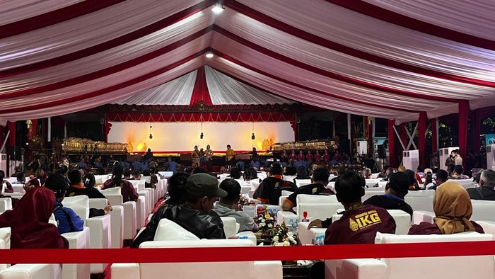 Polri menggelar acara pagelaran wayang kulit berlakon Amartha Binangun. Sebanyak 2.795 orang hadir pada kegiatan yang digelar malam ini (Ondang/detikcom)