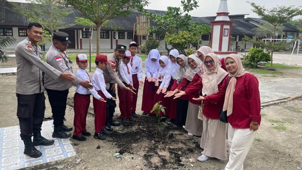 Polsek Tebing Tinggi melakukan penanaman pohon bersama siswa SDN 17 Alhair, pada Kamis (3/7/2025).