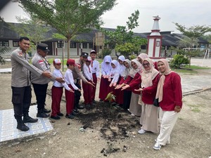 Penghijauan di Sekolah, Polisi di Meranti Riau Ajak Anak SD Tanam Pohon