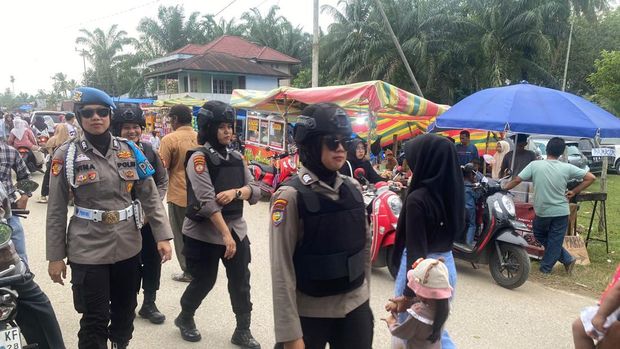 Polwan personel Tim Raga ikut turun mengamankan Pacu Jalur Rayon III di Kecamatan Pangean, Kabupaten Kuansing, Jumat (3/7/2025).