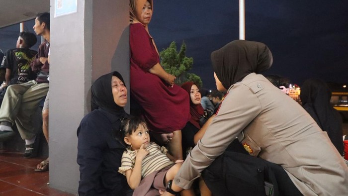 Polwan Polresta Banyuwangi berikan trauma healing kepada keluarga korban KMP Tunu Pratama Jaya.