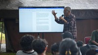 Mentor memaparkan materi. Program ini merupakan pelatihan intensif bagi remaja usia 15-20 tahun dari seluruh Indonesia untuk mendalami proses produksi film pendek secara menyeluruh – dari pengembangan ide, penulisan skenario, penyutradaraan, hingga pascaproduksi. Foto: Dok. KFT Indonesia