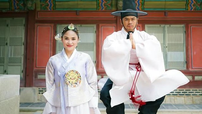 Potret Wendi Cagur dan Istri Pakai Hanbok di Korea Selatan