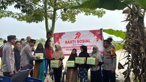 Program 'Jalur' Polda Riau menembus dua desa di Inhu nan tak berlistrik untuk menyalurkan bantuan, Kamis (28/6/2025).