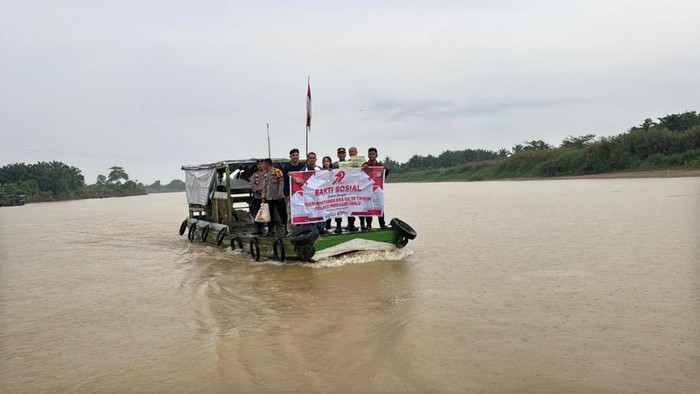 Program Jalur Polda Riau menembus dua desa di Inhu yang tak berlistrik untuk menyalurkan bantuan, Kamis (28/6/2025).