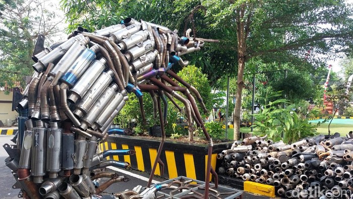 Proses pembuatan tugu udang menggunakan knapot brong di Polresta Cirebon.